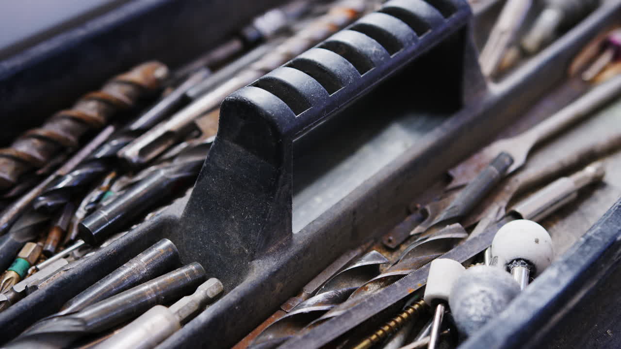 близкий взгляд на инструменты рабочего в коробке с инструментами, взглянутый сверху