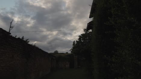 Lapso-De-Tiempo-De-Las-Nubes-Moviéndose-Rápido-En-Las-Ruinas