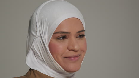 Primer-Plano-Estudio-Cabeza-Y-Hombros-Retrato-De-Una-Mujer-Musulmana-Sonriente-Usando-Hijab