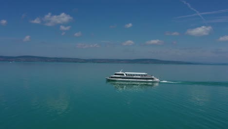 Touristenschiff-Im-Sommer-Auf-Dem-Plattensee,-Drohnenaufnahmen