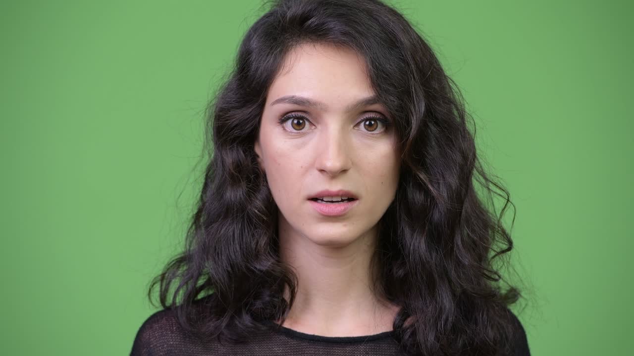 joven y bella mujer mirando sorprendido