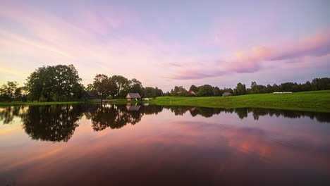 Toma-De-Timelapse-Del-Movimiento-De-Nubes-Blancas-Sobre-El-Lago-A-Lo-Largo-Del-Campo-Durante-Todo-El-Día