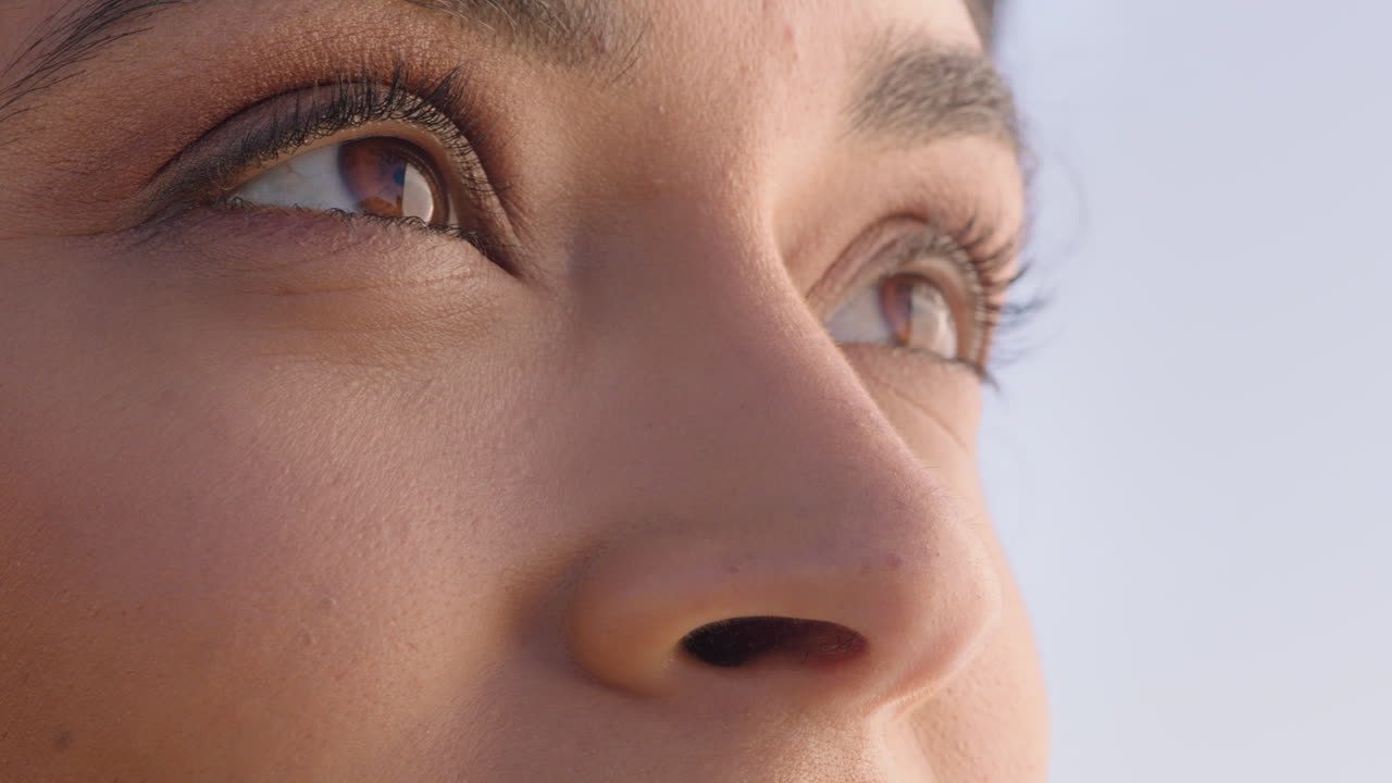 가까이서 아름다운 눈을 가진 히스패닉 여성이 바다를 바라보고 자연의 아름다움을 즐기고 미래를 생각하며 자유를 즐기고 있습니다.