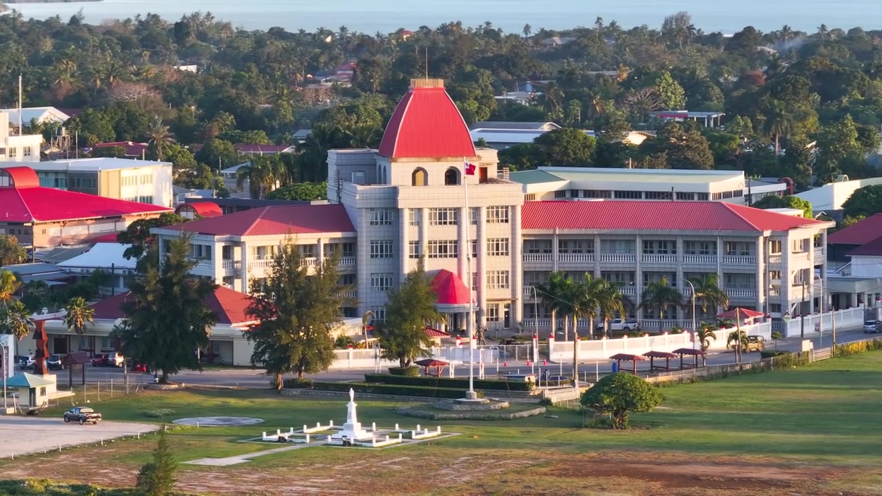 Cảnh quay drone tuyệt đẹp Tòa nhà Quốc hội của Vương quốc Tonga, Polynesia. Văn phòng chính phủ.