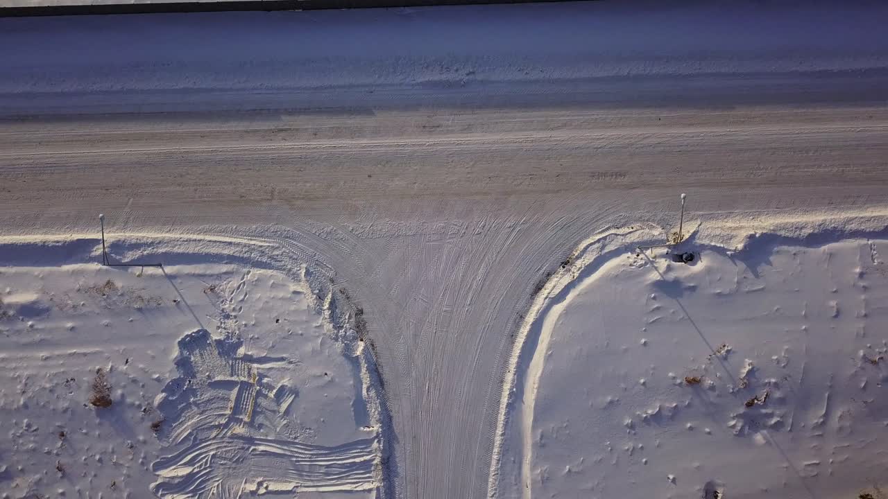 눈 인 도로 교차로 공중 사진