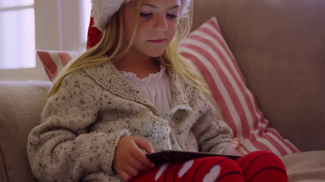 chica en casa en tiempo de navidad