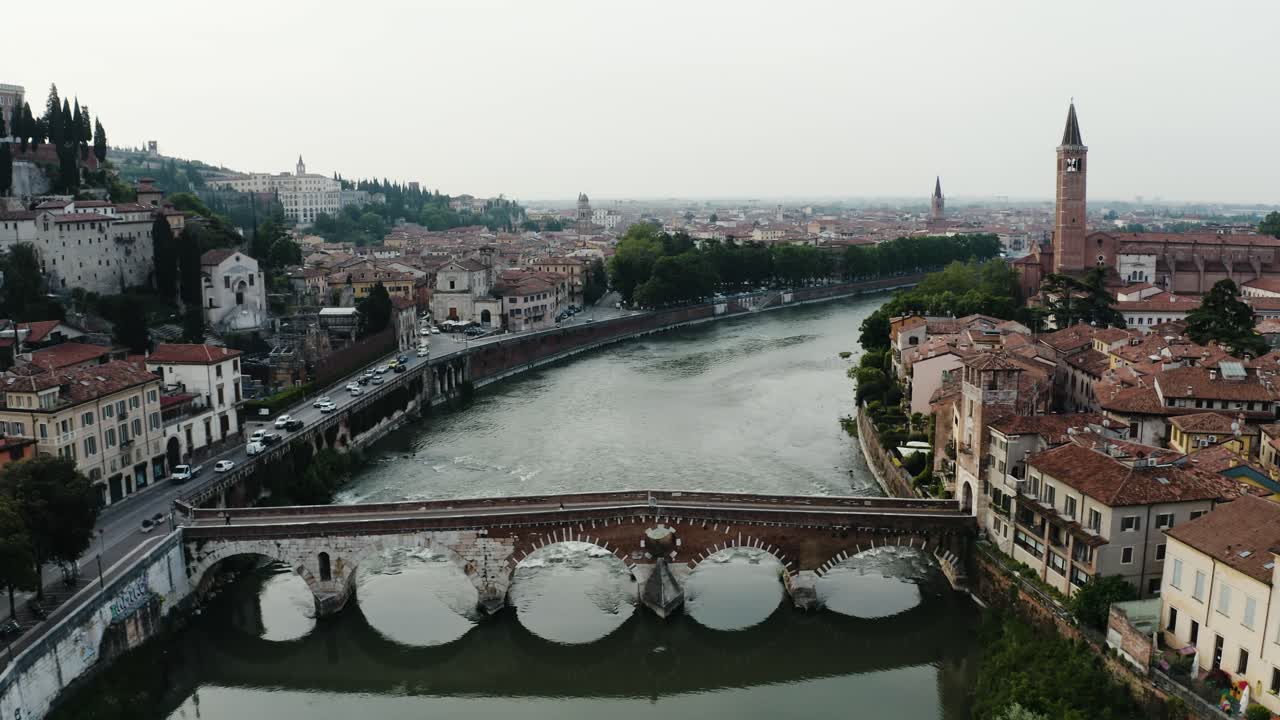 이탈리아 베로나 의 푸엔테 피에트로 다리 를 지나가는 공중 사진