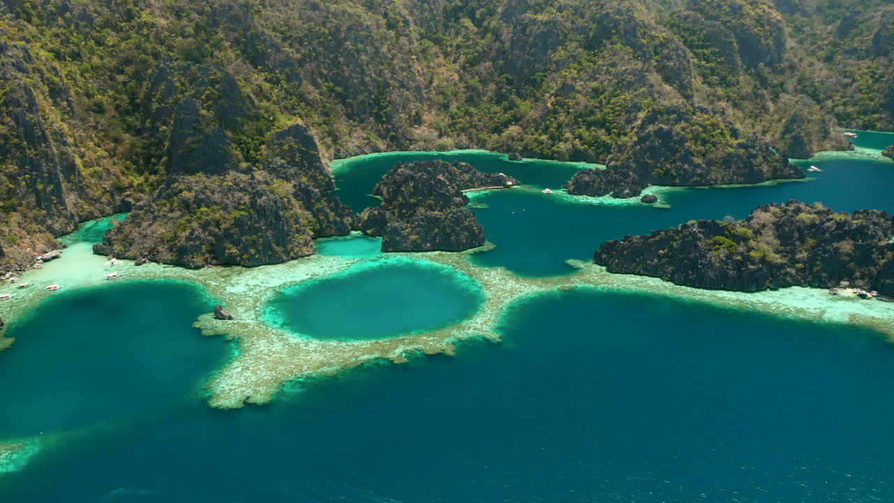 Ripresa aerea che mostra un'isola tropicale deserta vicino a El Nido, Palawan, Filippine