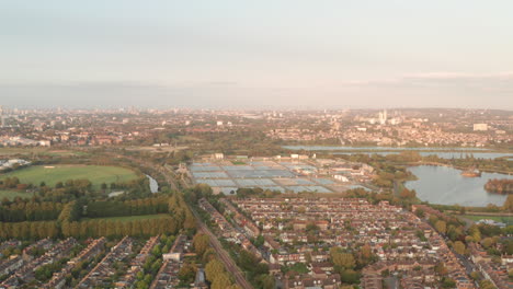 Toma-Aérea-Hacia-Las-Obras-De-Tratamiento-De-Agua-De-Coppermill-Walthamstow-Wetlands-Londres