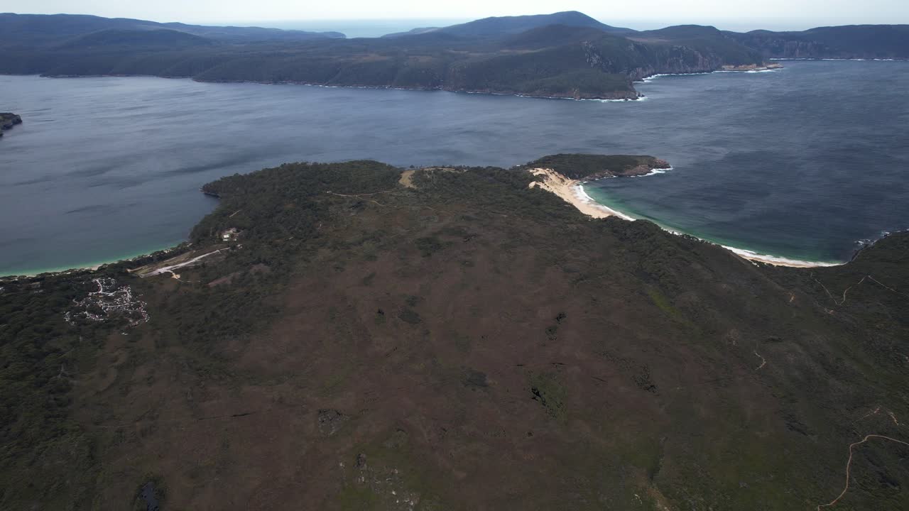 Crescent Bay Beach e dintorni a Port Arthur, Tasmania, Australia - Ripresa aerea con drone