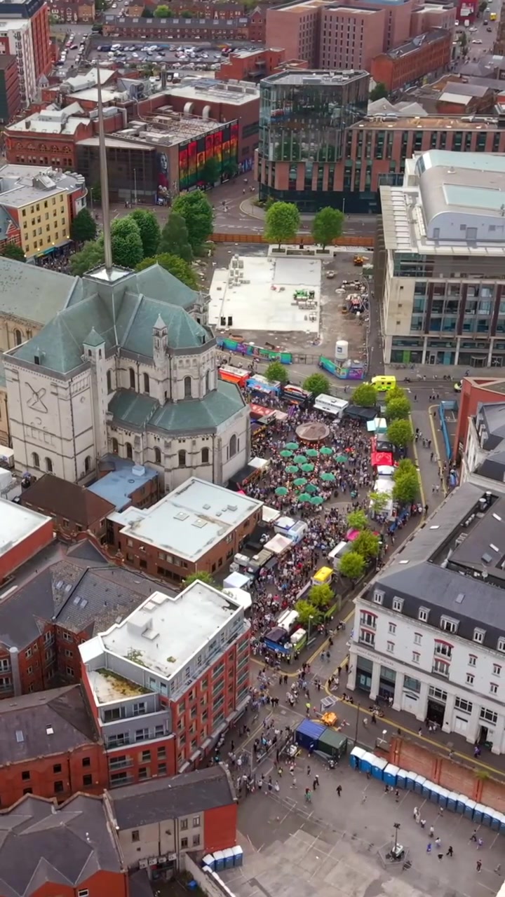 Pyörivä 60 kuvaa sekunnissa pystysuuntainen sosiaalisen median video Comhaltas Fleadh Cheoil na hÉireann -tapahtumasta, Fleadh Belfast 2026. Tuotettu Rec709-väreillä.