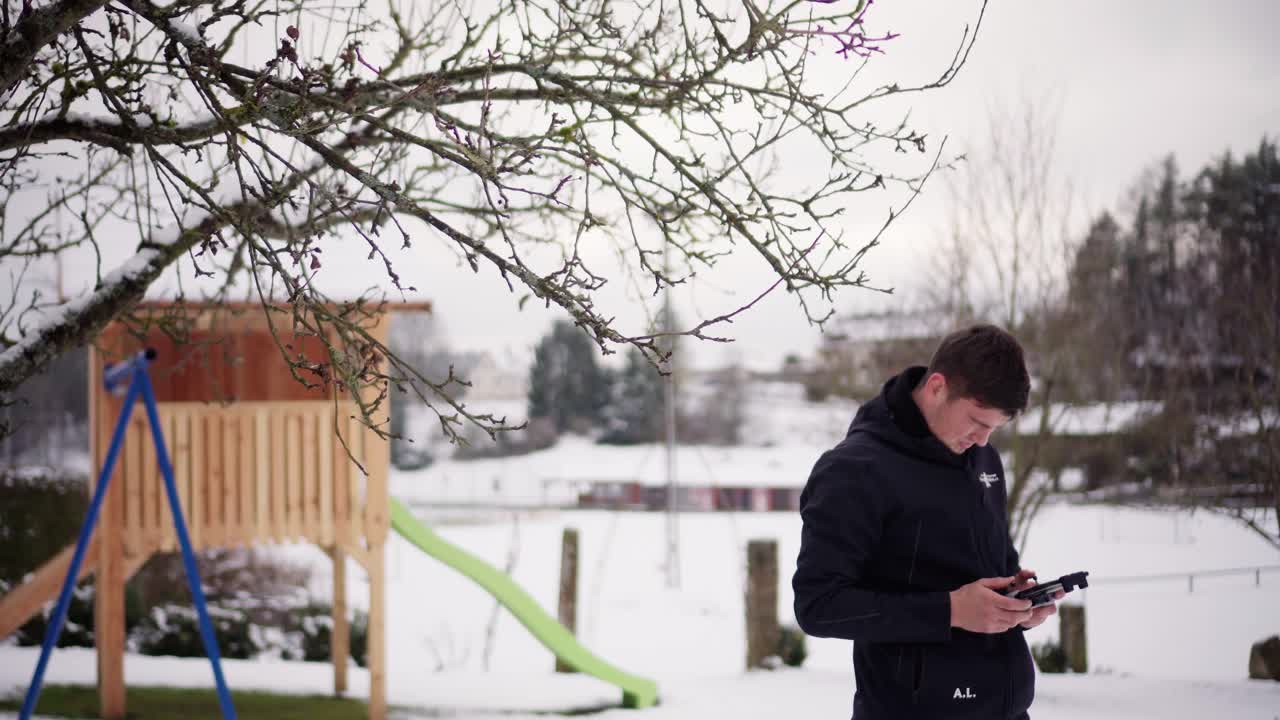 드론 조종사가 원격 제어기를 확인하고 있습니다.