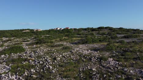 Drone-Elevándose-Rápidamente-Verticalmente-Sobre-Krk-Croatia-Hasta-Que-El-Pueblo-Y-Las-Islas-Aparecen-A-La-Vista