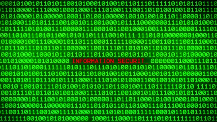 Ordene 'Informationssikkerhed' afsløres på en væg af grøn binær kode, omgivet af tilfældig binær datamatrix baggrund.