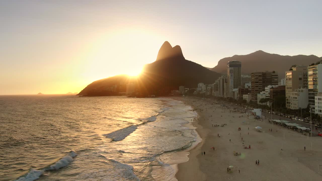 vista aérea de la puesta de sol sobre la playa de ipanema en río de janeiro, brasil