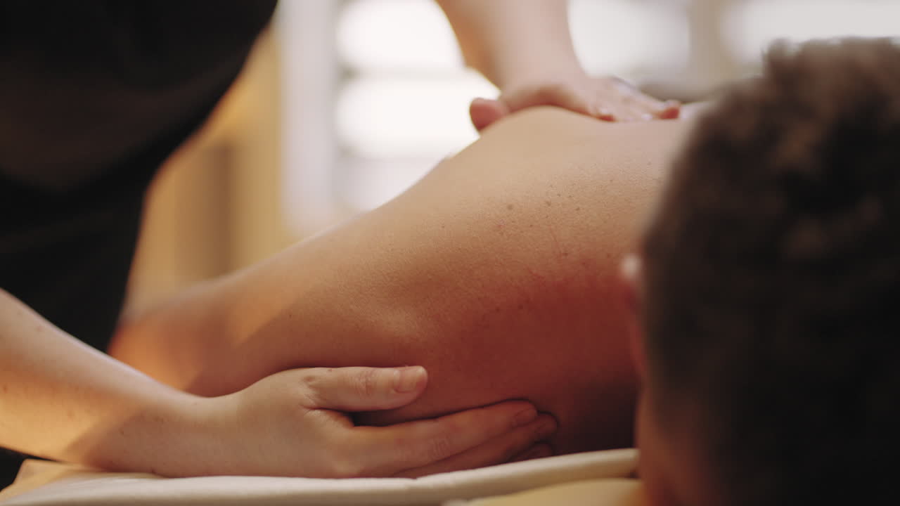 clínica osteopática de enfermedades de la columna vertebral el médico está masajeando el hombro del paciente masculino curando el dolor de la columna