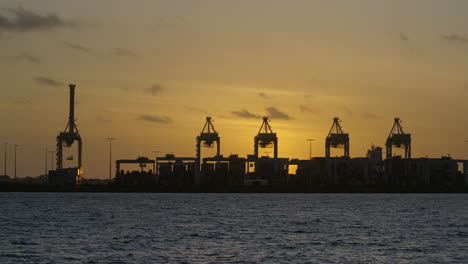 silueta de un astillero al atardecer