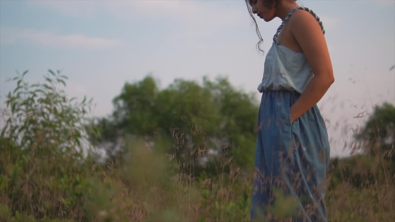 mujer caminando en el prado el día de verano