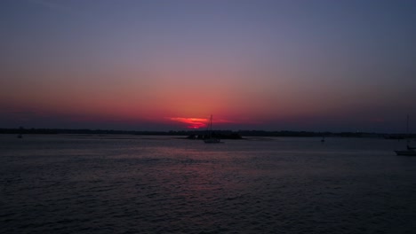 Farbenfroher-Sonnenuntergang,-Der-Sich-Hinter-Den-Wolken-Mit-Blick-Auf-Die-Bucht-Versteckt