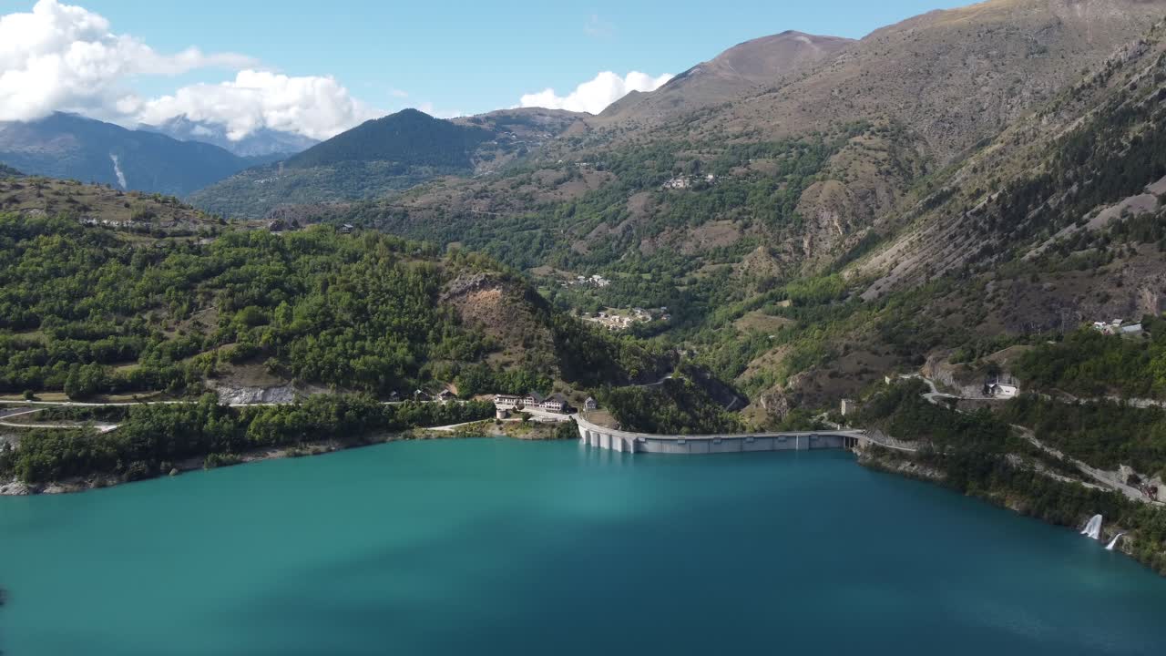 Veduta aerea del Lago di Chambon, con un fiume dalle acque calme e limpide nel cuore delle Alpi francesi.