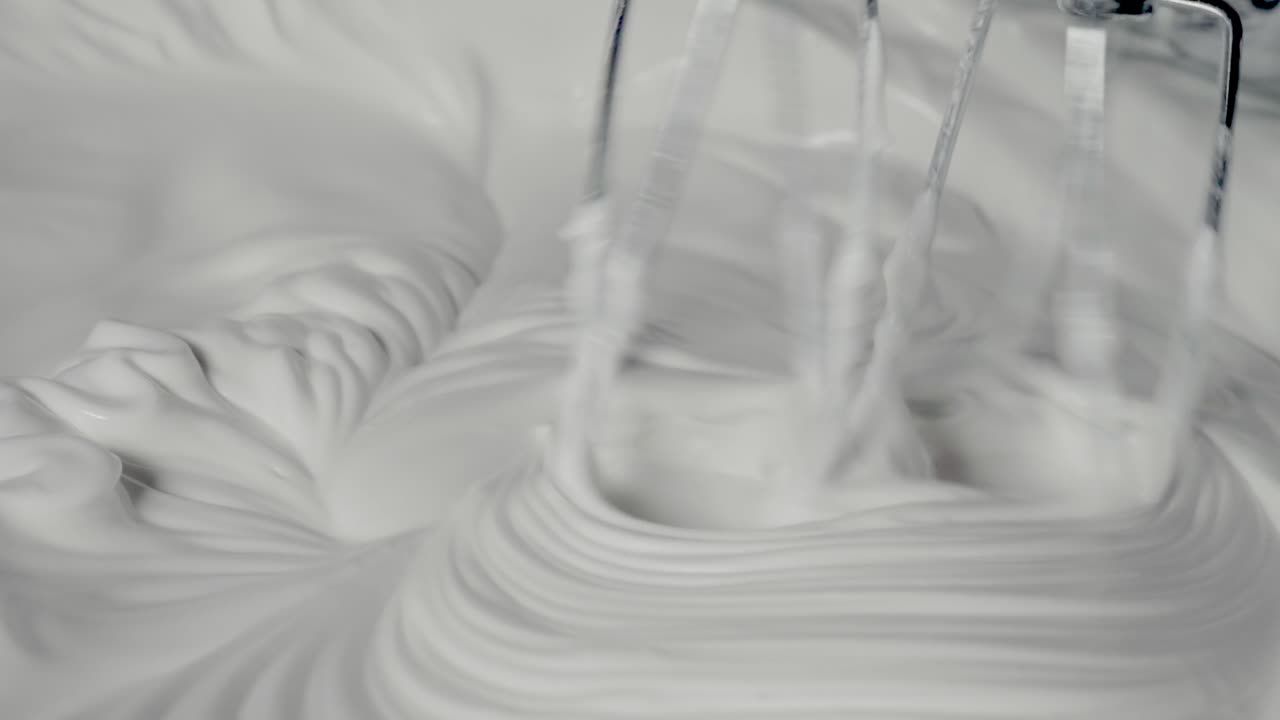 batir las claras de huevo hasta obtener una espuma blanca y espesa