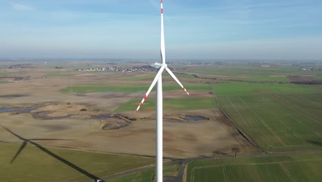 Vista-Majestuosa-Sobre-El-Giro-Del-Molino-De-Viento-En-La-Antena-Del-Día-Soleado-De-La-Turbina-Eólica