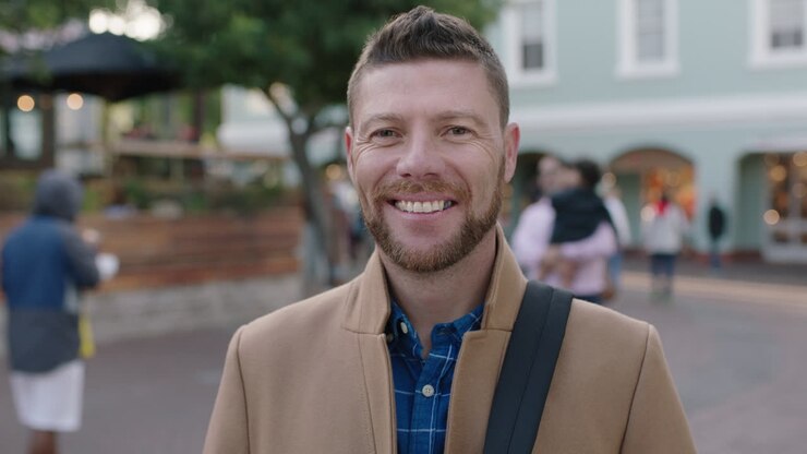 ritratto in slow motion di un affascinante uomo caucasico che sorride felice sullo sfondo urbano