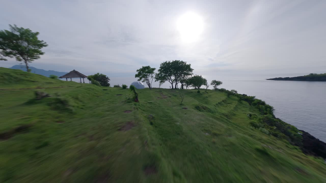 부킷 아사 캠프장에서 잔잔한 바다로 빠른 fpv 드론 샷