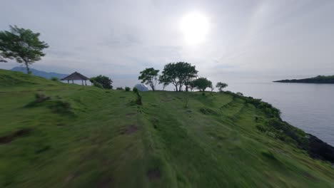 un dron fpv rápido disparó sobre el campamento de bukit asah hasta el océano en calma