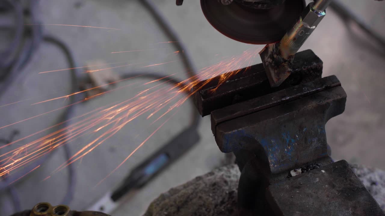 기계 기술자: 금속 작업에 손으로 사용하는 밀링 기계