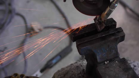 mecánico hombre uso manual máquina de molienda en el trabajo de metales