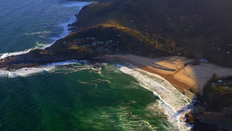 Vista-De-Pájaro-De-La-Playa-Era-En-Una-Tarde-Soleada-Cerca-Del-Campamento-De-La-Era-Norte-En-El-Parque-Nacional-Real,-Nueva-Gales-Del-Sur,-Australia