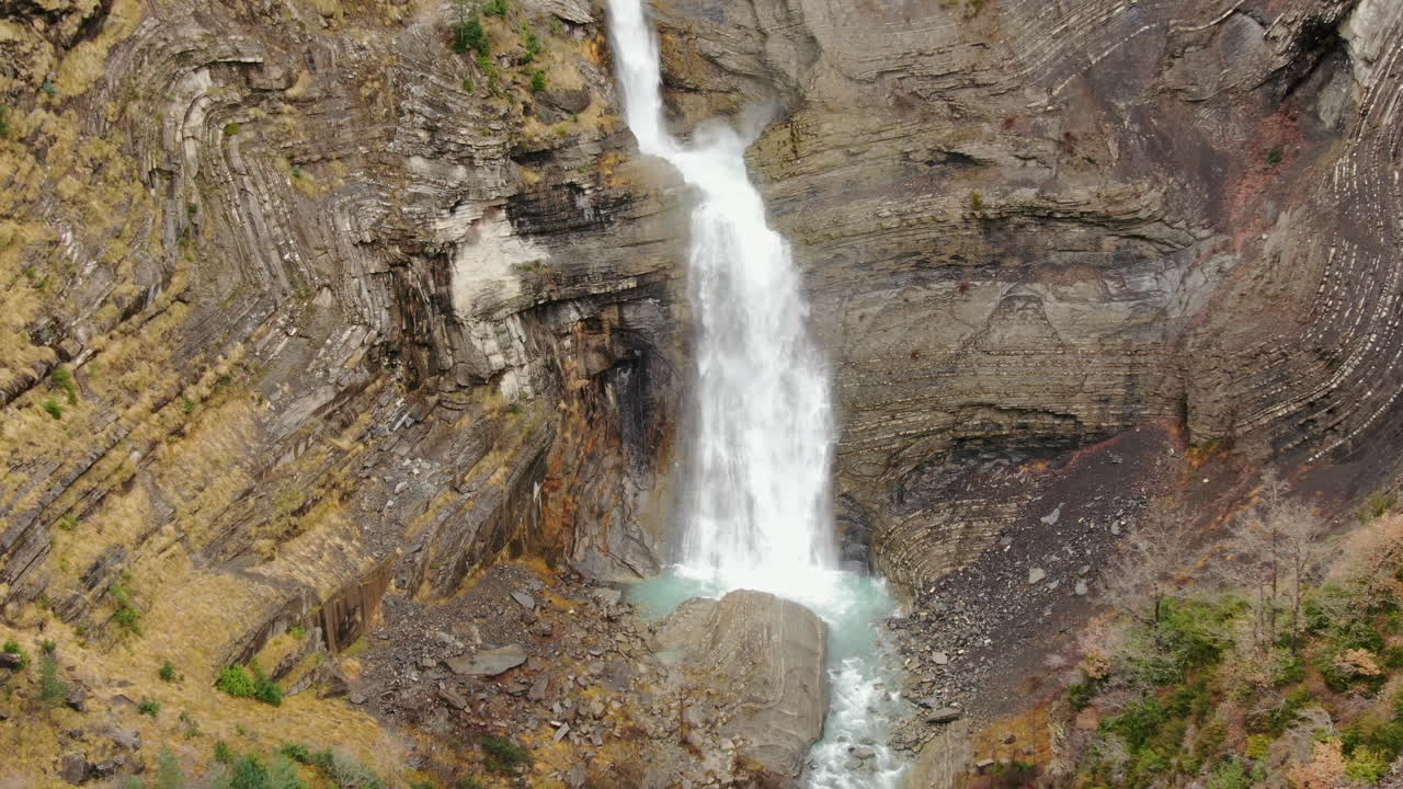 catarata de sorrosal: vista aérea viajando sobre la hermosa cascada en la provincia de huesca, aragón, en un día soleado