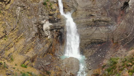 Cascada-De-Sorrosal:-Vista-Aérea-Recorriendo-La-Hermosa-Cascada-De-La-Provincia-De-Huesca,-Aragón,-En-Un-Día-Soleado