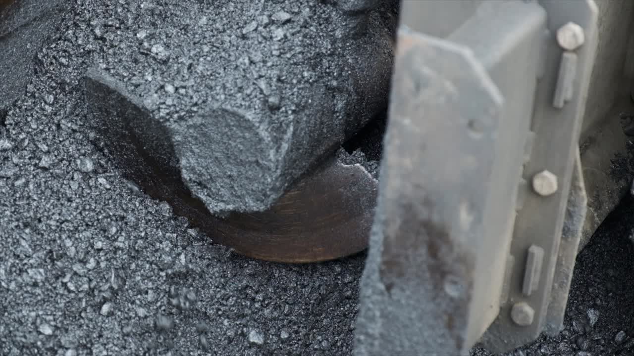 도로 건설 인프라를 아스팔트화하는 과정은 아스팔트 도로 표면을 퍼뜨리고, 압축하고, 압축하고, 평준화하고, 아스팔트 페이버 마무리기를 사용하여