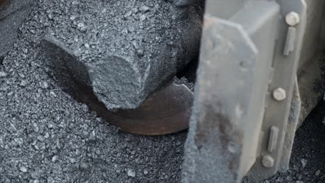 proceso de asfaltado de la infraestructura de construcción de carreteras extendiendo, comprimiendo, compactando, nivelando y suavizando la superficie de la carretera de asfalto utilizando un acabador de pavimento de asfalto de tolva