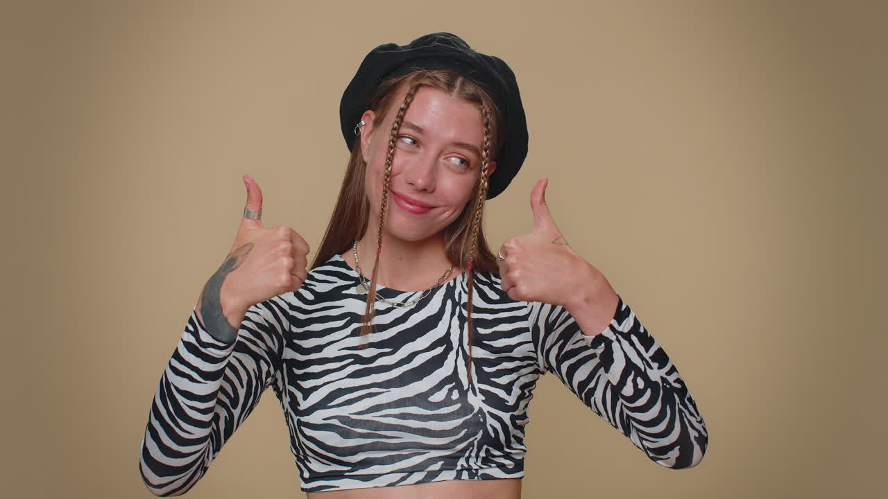 사랑스러운 예쁜 젊은 여성은 매우 자부심을 느끼고, 자신을 가리키며, 자신감, 성공을 찾고 있습니다.