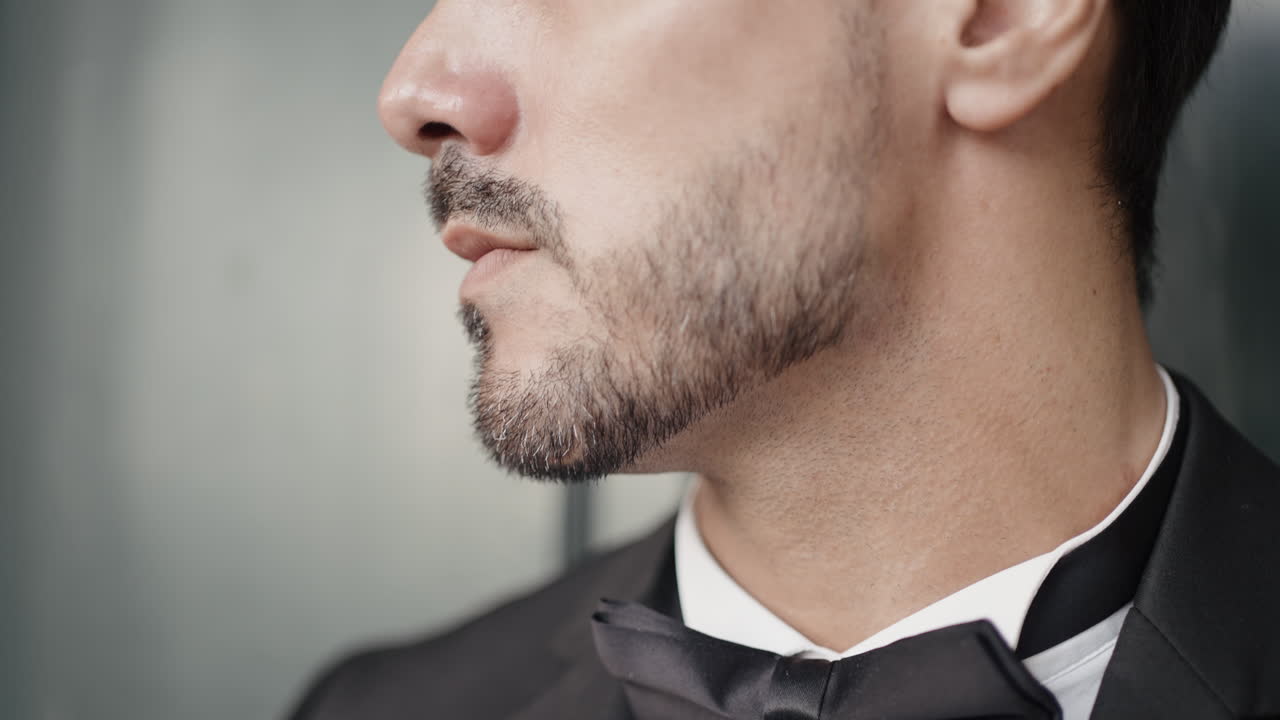 hombre con esmoquin.