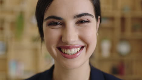 retrato de una joven y hermosa interna riendo alegremente sintiéndose optimista en el lugar de trabajo