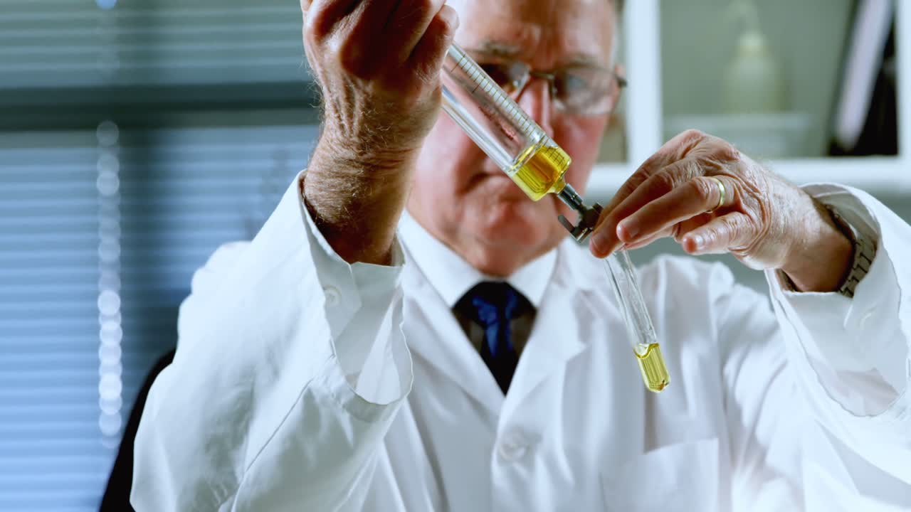Scienziato che sperimenta in laboratorio 4k