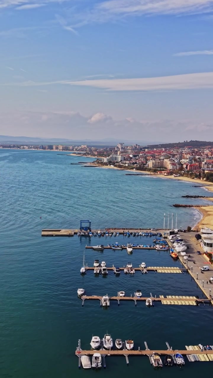 Bulgaristan'ın sahil kasabasında kıyı yaşamının nefes kesen havadan görünümü