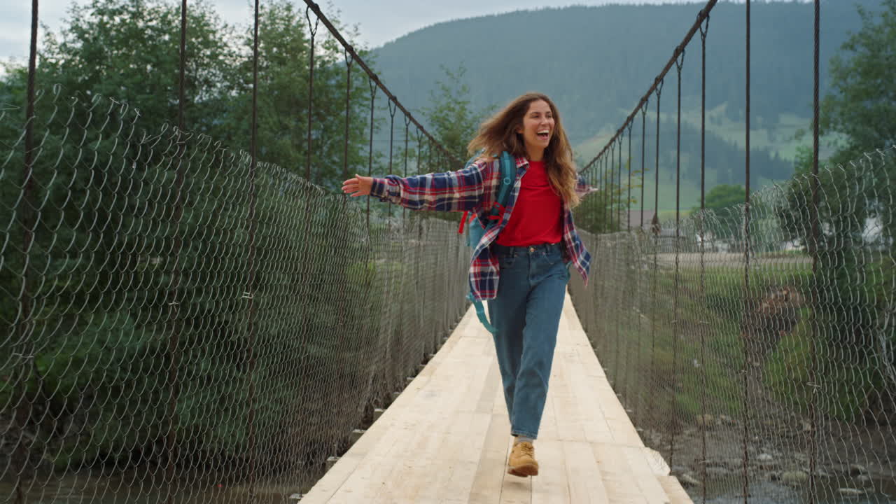 explorador de montañas alegre viajando solo al aire libre. mujer disfruta del turismo natural.
