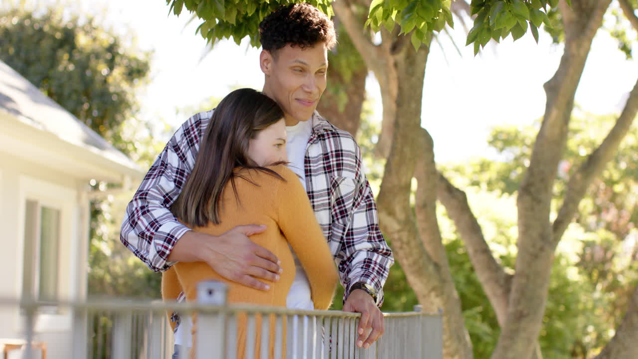 다양한 행복한 커플이 발코니에 서서 집에서 포옹하고, 복사 공간, 느린 동작