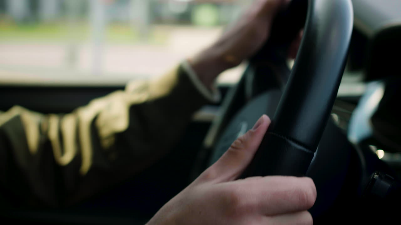 도시 를 가로질러 운전 하는 사람