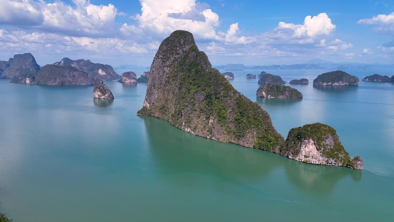 las imágenes de drones capturan impresionantes islas de piedra caliza en la bahía de phang nga, tailandia, bajo la brillante luz del sol con aguas turquesas y cielos despejados