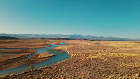 Vista-De-Pájaro-De-Un-Lugar-Mágico-Llamado-La-Payunia,-La-Reserva-De-Conos-Volcánicos-Más-Grande-Del-Mundo,-Mostrando-Sus-Paisajes-únicos-Y-Encantadores