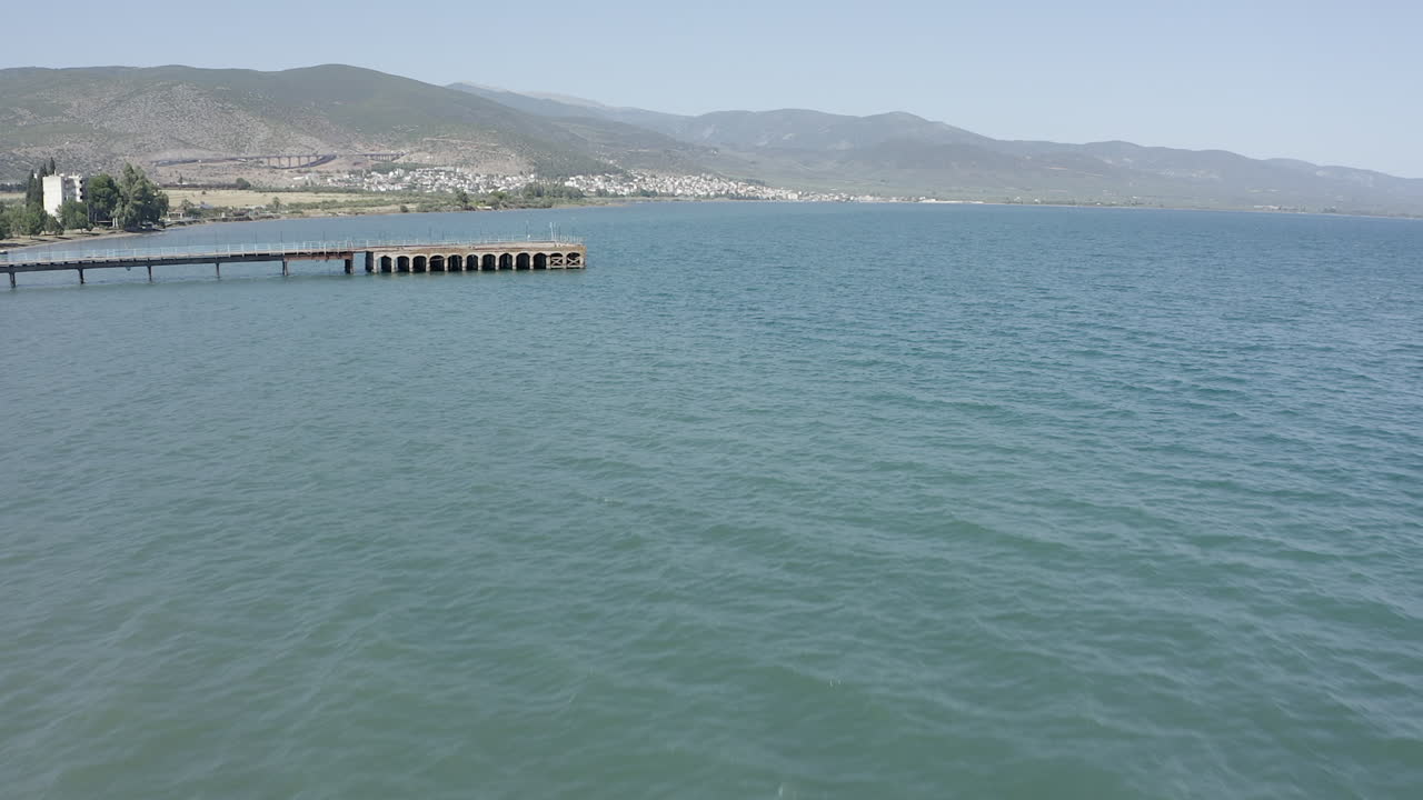 그리스 해안 도시 인 스 ⁇ 리다 근처 에 에게아 해 에  ⁇ 어 있는 옛 돌 아치 피어