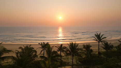 Una-Playa-Iluminada-Por-El-Sol-En-Vietnam