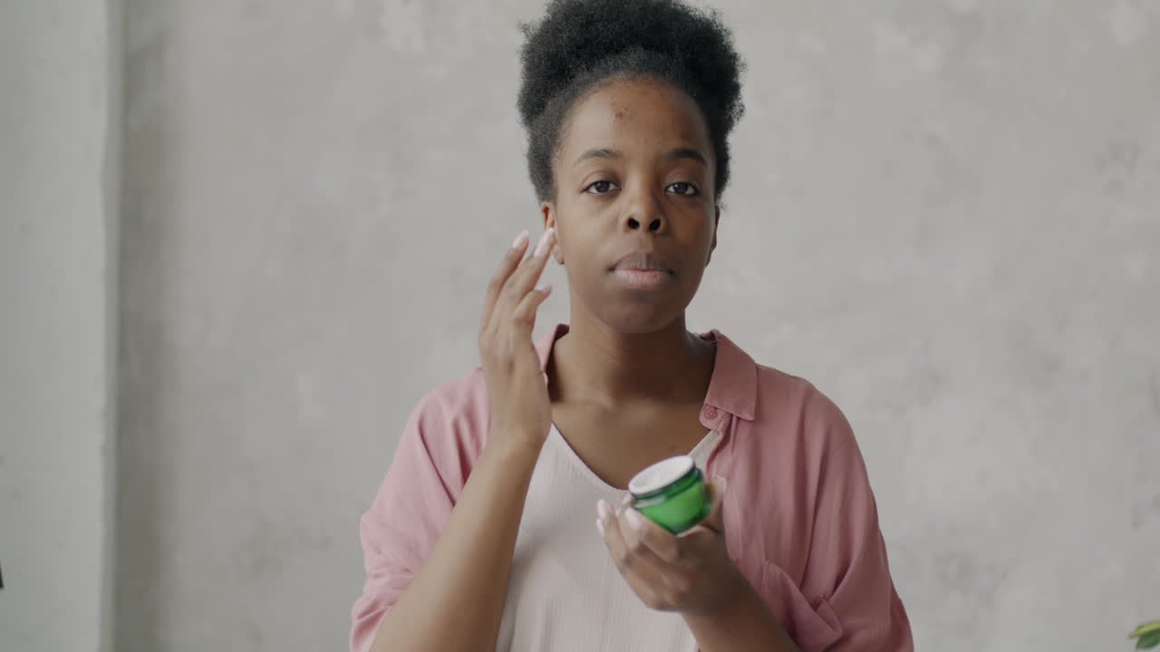 mujer aplicando crema facial