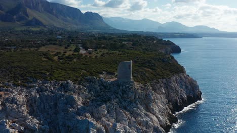 ruinas de la atalaya con vistas al mar mediterráneo en terrasini, sicilia, italia